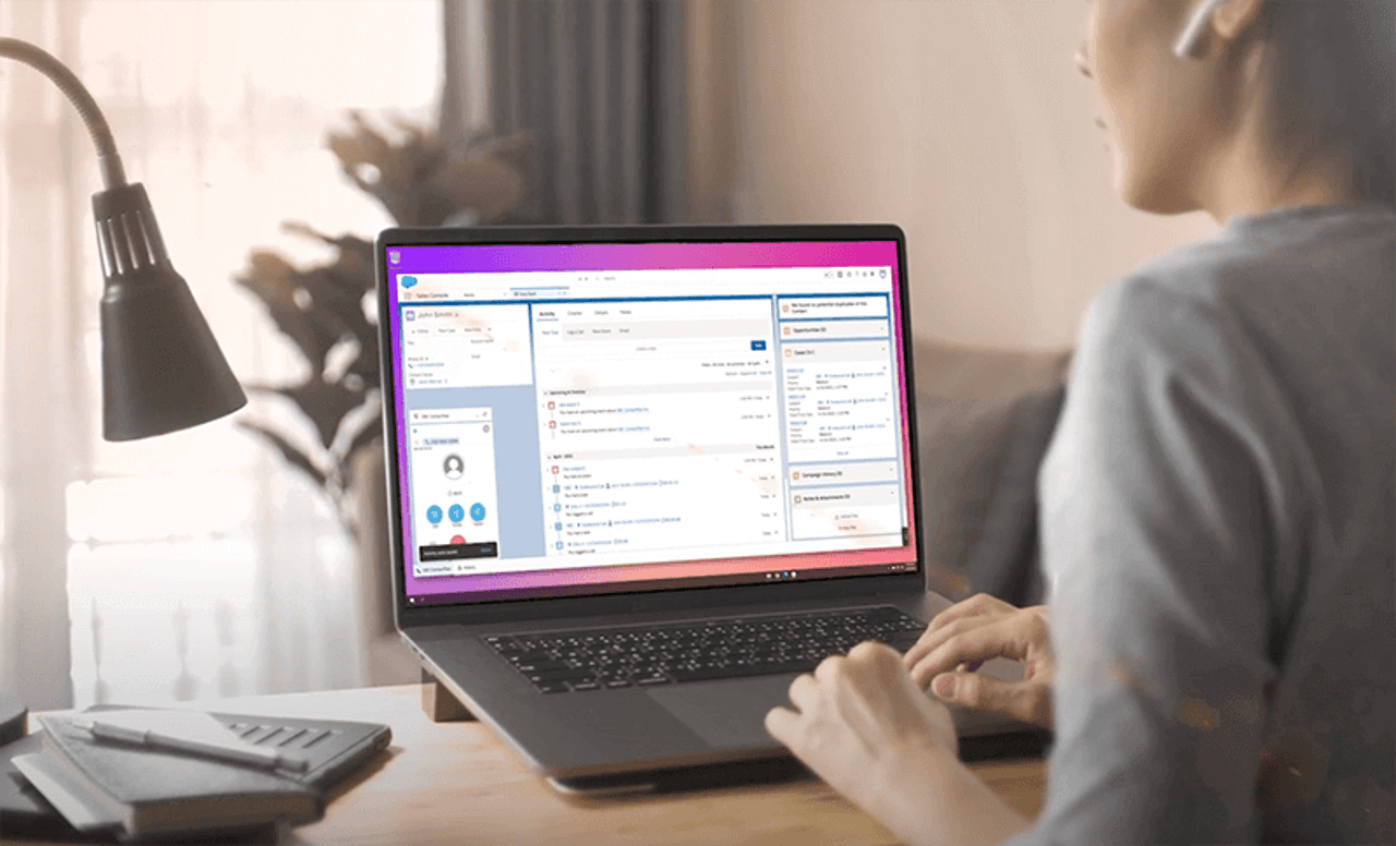 Vonage Business Communications now makes it easier than ever for companies who use Salesforce to streamline and personalize customer experiences. Watch now! contact center agent at her desk with laptop open showing Vonage Business Communications embedded within Salesforce